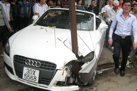 Nguyên nhân của vụ tai nạn có thể do nam thanh niên điều khiển xế hộp không làm chủ được tay lái.